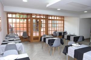 un restaurante con mesas y sillas en blanco y negro en 914 Hotel, en Calama