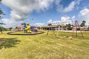 um parque com parque infantil com escorrega em Bayfront Jamaica Beach House Canal Access and Decks em Galveston