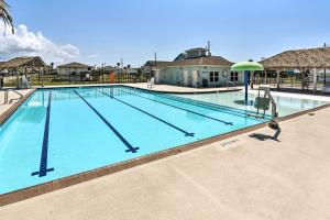 uma grande piscina num resort em Bayfront Jamaica Beach House Canal Access and Decks em Galveston