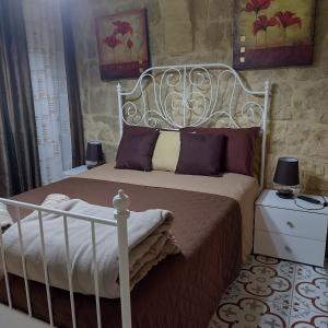- une chambre avec un lit blanc et des oreillers violets dans l'établissement Sixty Two #4, à Victoria
