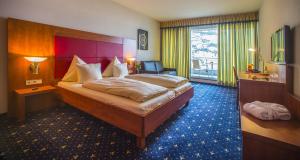Postel nebo postele na pokoji v ubytování Wellnesshotel Schönblick + 37 fotografií