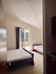 Pokój z 2 łóżkami i dużym oknem w obiekcie Apartmani Krivokapic w mieście Herceg Novi