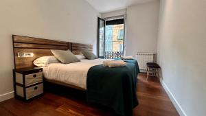 een slaapkamer met een groot bed en een raam bij Larramendi City Center in San Sebastian
