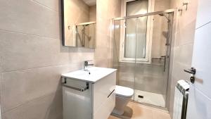 een badkamer met een toilet, een wastafel en een douche bij Larramendi City Center in San Sebastian +13 foto's