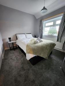Un dormitorio con una cama grande y una ventana en Fox Hollies Shared House en Birmingham