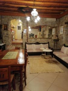 sala de estar con mesa y sofá en Large Stone Villa with garden., en Khánia