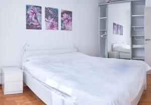 Un dormitorio blanco con una gran cama blanca. en Lavandar Bay C03, en Kotor