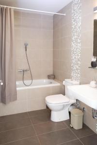 y baño con aseo, bañera y lavamanos. en Lavandar Bay C03, en Kotor