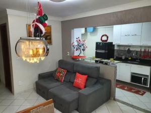 Il comprend un salon avec un canapé et une cuisine. dans l'établissement Apartamento Completo Frente Praia de Itaparica, à Vila Velha