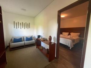 ein Schlafzimmer mit einem Bett mit blauen Kissen und einem Spiegel in der Unterkunft Pousada Lua Bela in Fernando de Noronha