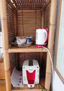 a sewing machine sitting on top of a shelf at B&B Le Finestre Su Via Cavour in Sassari