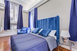 - une chambre bleue avec un lit et des chaises bleues dans l'établissement SPANISH GARDEN, à Rome