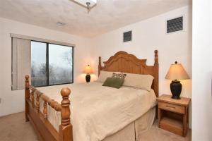Un pat sau paturi într-o cameră la Four-Bedroom Apartment