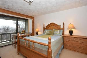 Un pat sau paturi într-o cameră la Four-Bedroom Apartment +15 fotografii
