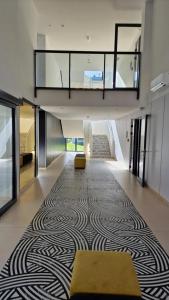 duży korytarz z dywanem ze spiralnym wzorem w obiekcie Apartament Gold SAUNA&JACUZZI Kołobrzeg w Kołobrzegu