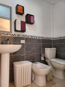 a bathroom with a sink and a toilet and a sink at APARTAMENTO ÁTICO EN GÜÍMAR in Güimar