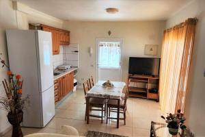Kuchyň nebo kuchyňský kout v ubytování APARTAMENTO ÁTICO EN GÜÍMAR