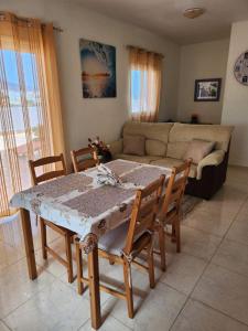 Posezení v ubytování APARTAMENTO ÁTICO EN GÜÍMAR + 8 fotografií