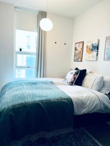 Tempat tidur dalam kamar di 2x Bedroom Luxury Apartment with amazing views!