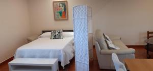 En eller flere senge i et værelse på Alojamiento en CHIHUAHUA ETXEA