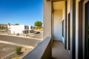 un balcon d'un immeuble avec vue sur une rue dans l'établissement Sunrise Corner #43 townhouse, à Saint George 25 autres photos