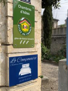 una señal para la farmacia de una casa en Chambre d'Hôtes Lo Componaïro, en Pouzols