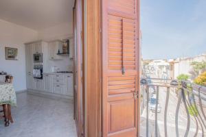 - une porte en bois dans la cuisine avec balcon dans l'établissement A pochi passi dal mare, à San Vito Lo Capo
