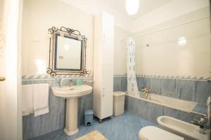 une salle de bains avec lavabo, miroir et baignoire dans l'établissement A pochi passi dal mare, à San Vito Lo Capo 15 autres photos