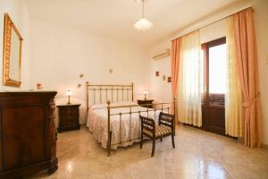 une chambre avec un lit, une commode et une fenêtre dans l'établissement A pochi passi dal mare, à San Vito Lo Capo