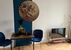 a living room with a table and a television at Apartment mit guten Anbindungen in Magdeburg