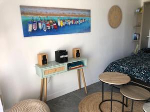 a bedroom with a bed and a table with two chairs at Appartement cosy à Boyardville in Boyard-Ville