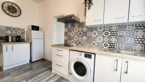 Kuchyňa alebo kuchynka v ubytovaní Appartement Cosy - En face de la gare, au centre ville + 5 fotografií