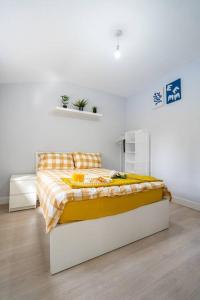 Lavish 2- bedroom Flat with Free Parking tesisinde bir odada yatak veya yataklar