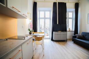 cocina y sala de estar con sofá y mesa en CracWoW Saint Sebastian Apartments, en Cracovia