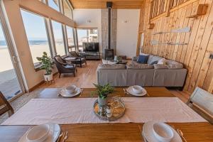 Posezení v ubytování Ocean Views for days.......