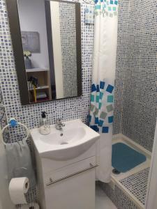 O baie la Apartamento Italia piscina aire acondicionado terraza y vistas montaña ideal para mascotas +28 fotografii