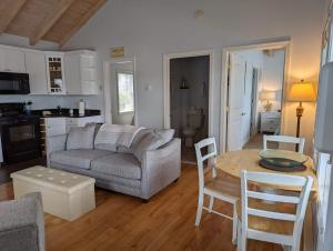 Η κουζίνα ή μικρή κουζίνα στο Riverview cottage in Edgecomb Sheepscot Harbour Vacation Club Cottage #19