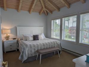 Ένα ή περισσότερα κρεβάτια σε δωμάτιο στο Riverview cottage in Edgecomb Sheepscot Harbour Vacation Club Cottage #19
