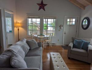 Χώρος καθιστικού στο Riverview cottage in Edgecomb Sheepscot Harbour Vacation Club Cottage #19