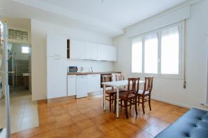 una cucina e una sala da pranzo con tavolo e sedie di Yourbanflat Rooftop a Padova