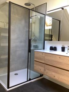 a bathroom with a shower and a sink at Vakantiewoningeikenhof in Londerzeel