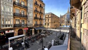 uitzicht op een straat met gebouwen bij Larramendi City Center in San Sebastian