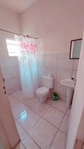 a bathroom with a toilet and a sink at Hotel Casa Grande Max in Marília