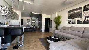 埃拉特埃拉特列弗套房酒店的客厅里有一张沙发和一张桌子。