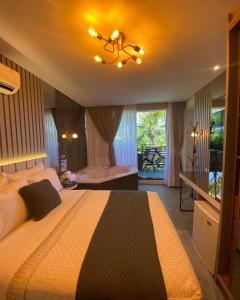 バウネアーリオ・コンボリウーにあるPousada Bella Casaのベッドルーム(大型ベッド1台付)、バスルームが備わります。