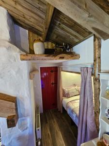 1 dormitorio en una casa pequeña con 1 cama en Tiernan's Luxury Cottages en Newtown-Dillon