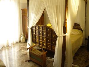 トリカーゼにあるCasa Liquilabのベッドルーム(天蓋付きベッド1台、椅子付)
