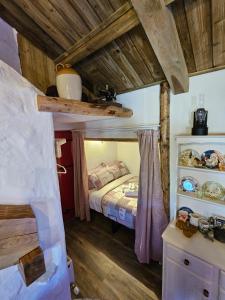 um quarto com uma cama num quarto com tectos em madeira em Tiernan's Luxury Cottages em Charlestown