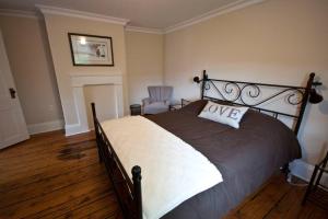 - une chambre avec un lit doté d'un oreiller dans l'établissement Heritage Townhouse in Downtown Halifax, à Halifax