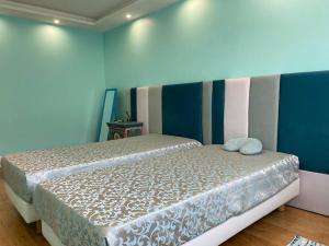 Łóżko lub łóżka w pokoju w obiekcie Cagnes-sur-Mer, 50m de la mer, au calme